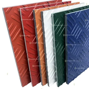 Színes talajvédő matracok és céges logók