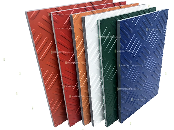 Színes talajvédő matracok és céges logók